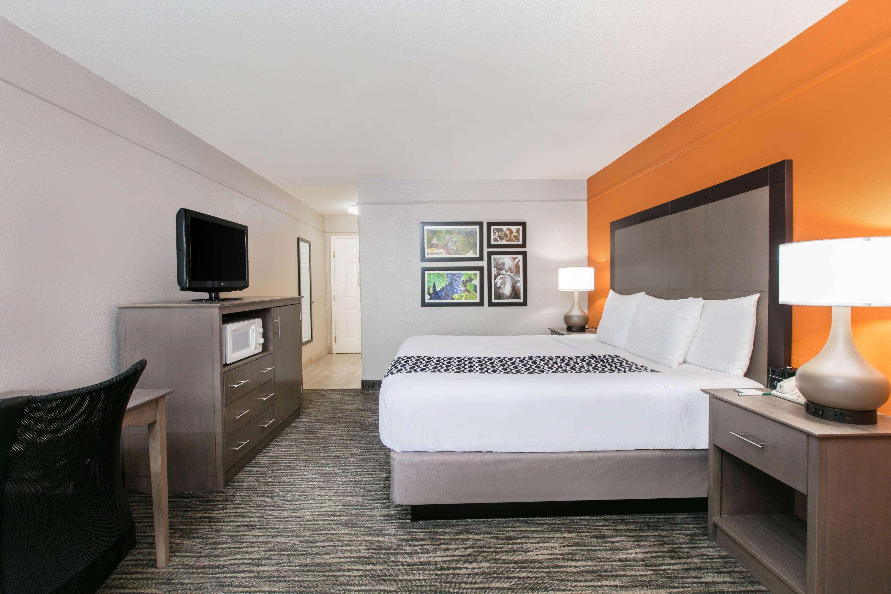 La Quinta By Wyndham Fredericksburg Hotel Екстериор снимка