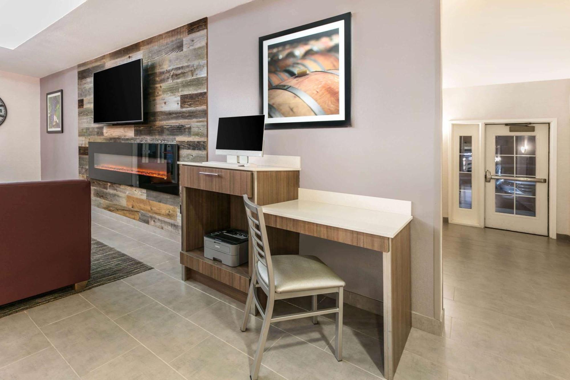 La Quinta By Wyndham Fredericksburg Hotel Екстериор снимка