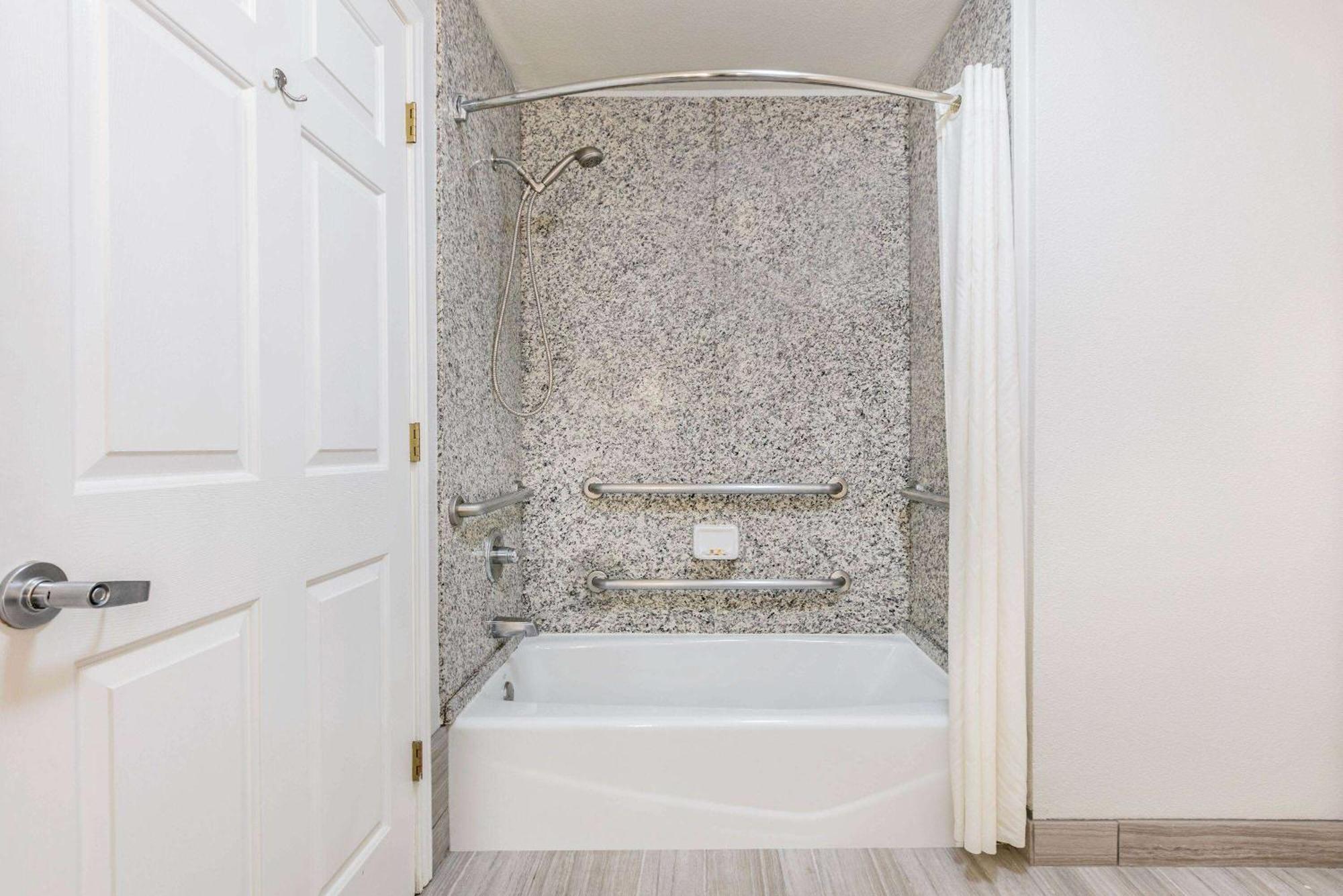 La Quinta By Wyndham Fredericksburg Hotel Екстериор снимка