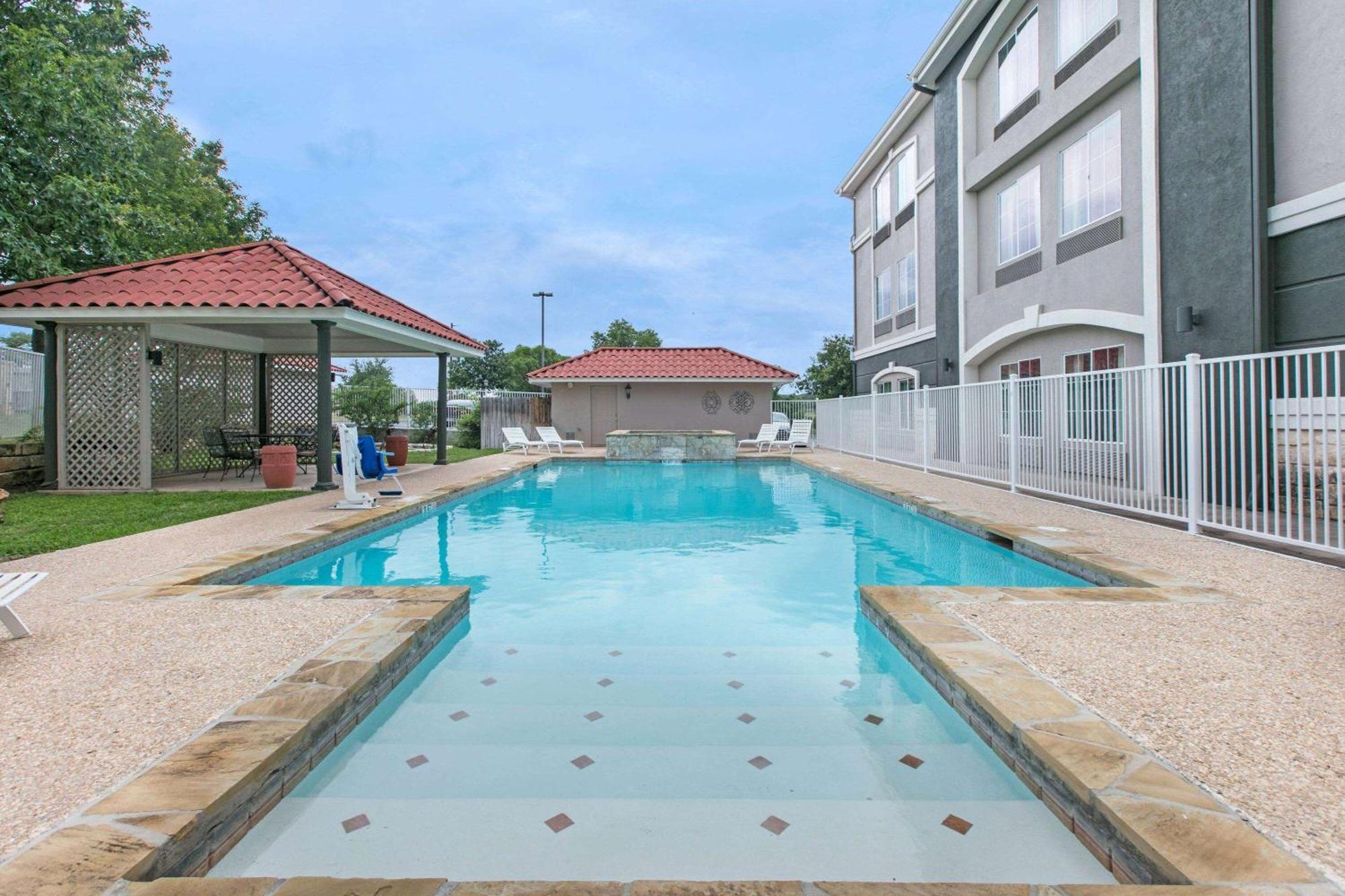 La Quinta By Wyndham Fredericksburg Hotel Екстериор снимка
