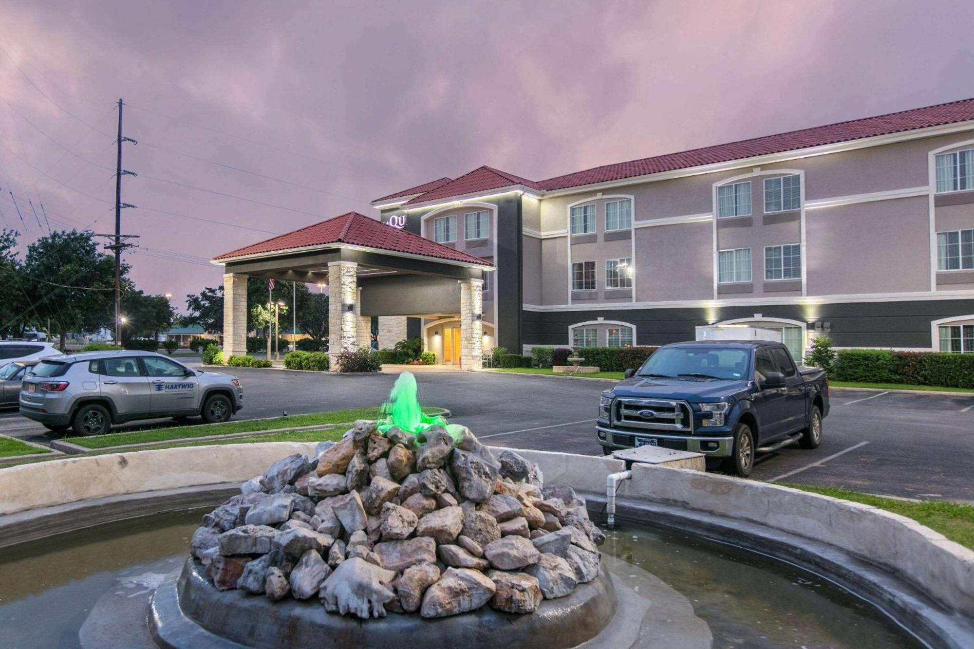 La Quinta By Wyndham Fredericksburg Hotel Екстериор снимка
