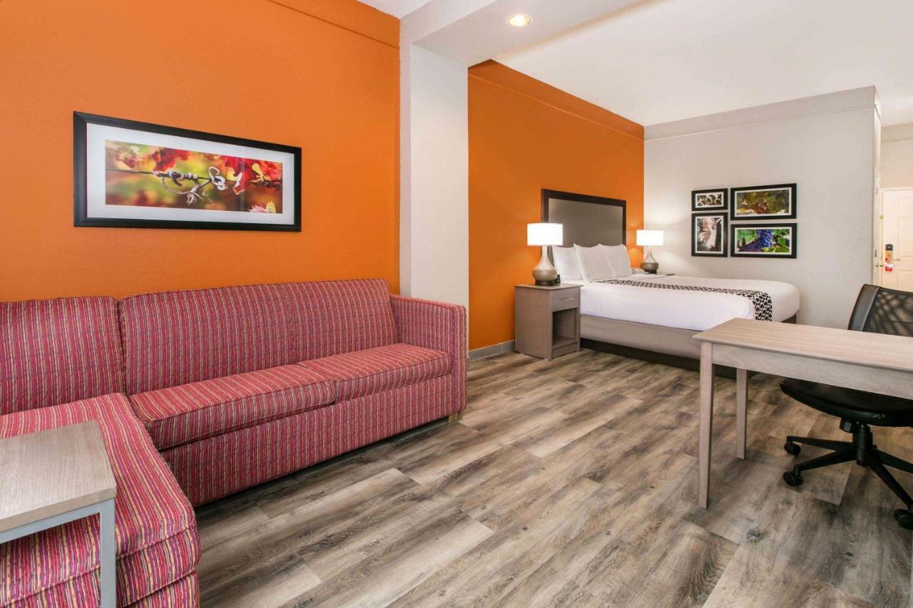 La Quinta By Wyndham Fredericksburg Hotel Екстериор снимка